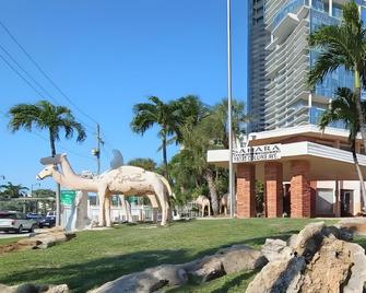 Sahara Beach Club - Sunny Isles Beach - Building