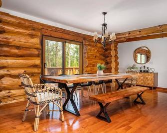 Unique Log House by the Lake, Retreat with Spa Amenities near Presque'ile Provincial Park - Brighton - Comedor
