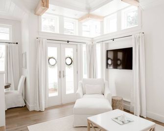 Elegant Cottage on the Bluff Downtown Fairhope (B) - Fairhope - Living room