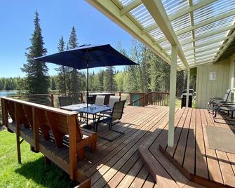 Lakefront Home next to Kenai and Kasilof River w/ Hot tub and view. Sleeps 6-12 - Kasilof - Patio