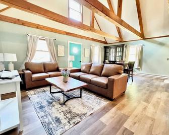 Cozy lakefront cabin with kayaks - Crawfordsville - Living room