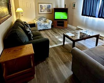 Whale's Tail Guest Suites - Ucluelet - Wohnzimmer