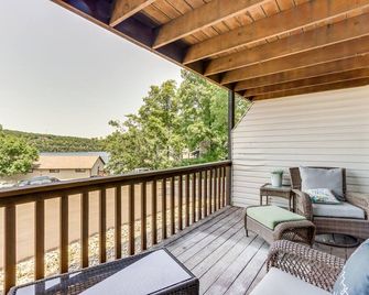 Pool Access and Lake View Osage Beach Condo! - Osage Beach - Balcony