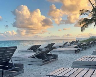 Luxury 2/2 Sleeps 6. Grand Bahama Condo W/ Pool, Boat Dock Plus Close To Beach! - Freeport - Beach