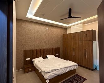 Hotel Divine Cloud By- Ihcs Group Of Hotels - Alīgarh - Bedroom