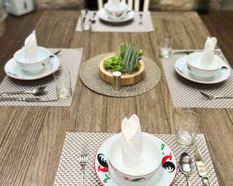 Lugano Arte Homestay - Jakarta - Matsal