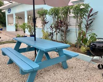 3 Suites At Blue Pavilion - 3 Kitchens - Steps To Beach - West Bay - Patio