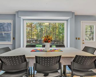 Crafting Retreat House in the Woods - Oberlin - Comedor