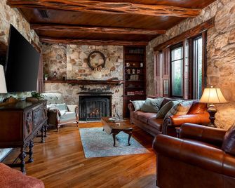 Cole Springs Historic Cottage - Buda - Wohnzimmer