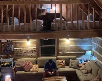 1850 Rustic Cabin 20acre Prairie 3stocked Ponds - Bellevue - Sala de estar