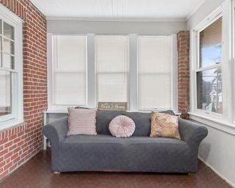 Unwind at Ventnor Beach: Spacious Summer Retreat with Private Parking, Sleeps 9! - Ventnor City - Living room