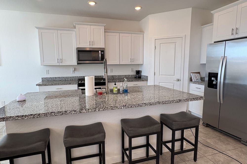 Sunlit 4-bedroom West Phoenix Home, Mountain Views & Close to West Gate - Tolleson - Køkken