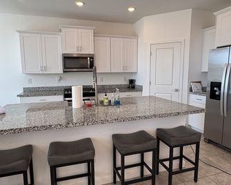 Sunlit 4-bedroom West Phoenix Home, Mountain Views & Close to West Gate - Tolleson - Kitchen