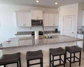 Sunlit 4-bedroom West Phoenix Home, Mountain Views & Close to West Gate - Tolleson - Køkken
