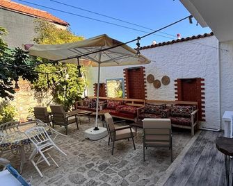 Paris Alacati Butik Otel - Alacati - Patio