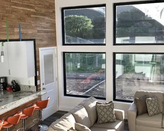 Apple Hollow Cabins - Glendale - Living room