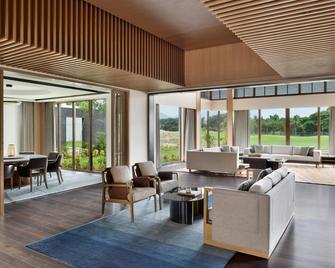 JW Marriott Hotel Bengaluru Prestige Golfshire Resort & Spa - Bangalore - Oturma odası