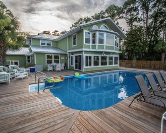 Marsh views on a quaint Lowcountry Street! Less than a mile to Downtown Bluffton - Hardeeville - Pool