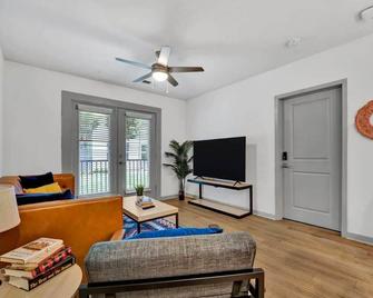 Dockside on Lake Hartwell near DT fun amenities - Clemson - Living room