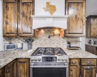 Trophy Haven Retreat With Pool - Roanoke - Kitchen