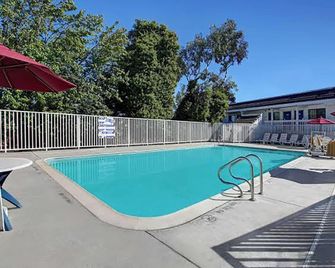 Super 8 by Wyndham Livermore - Livermore - Pool