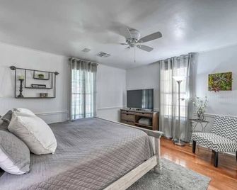 Charming Cottage Near Main With Patio&fi - Fredericksburg - Habitación