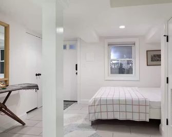 Comfy, clean one-bedroom unit in Columbia Heights - Washington, D.C. - Bedroom