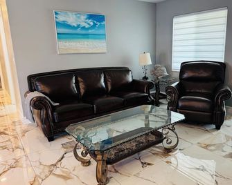Titusville newly renovated house with a Pool and all the comforts of home! - Titusville - Olohuone