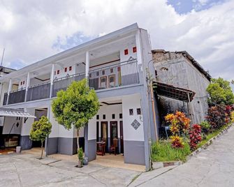 OYO 90405 Penginapan Sasti Kuninganneartaman Cirendang - Cirebon - Edifício