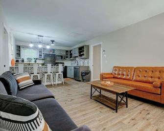 Enchanting 2-bedroom By The Lake - Newnan - Living room