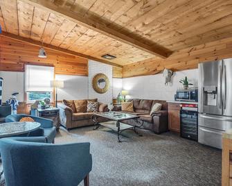 Timberline Lodge - Downtown Ellicottville - Room 200 - Ellicottville - Living room