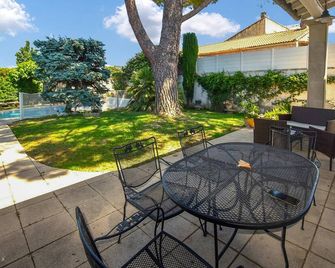 Stunning Home In Morières-Lès-Avignon - Morières-lès-Avignon - Patio