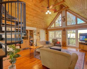 Pisgah Ridge private cabin near Brevard. Dogs OK, fire pit, mountain views, free Biltmore Pass - Pisgah Forest - Living room