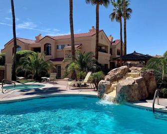 Just Remodeled! Perfect location condo! Walk right to the lake and restaurants! - Lake Havasu City - Pool