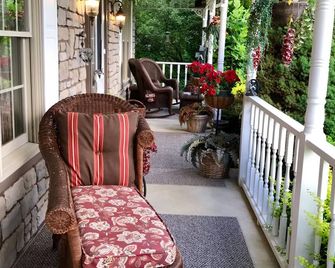 Aunt Connie's Cottage - Oberlin - Balcón