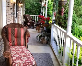 Aunt Connie's Cottage - Oberlin - Balcón