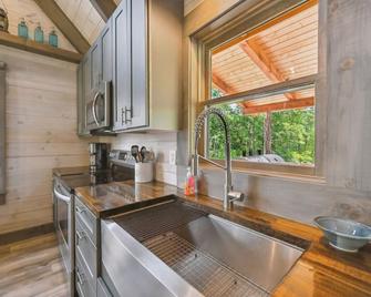 Modern Willis Cabin Retreat 24-Acre Working Farm! - Willis - Cocina