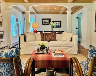 Birds’ Nest Bungalow - East Chatham - Living room