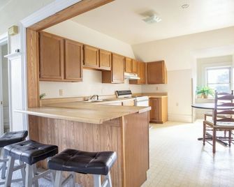 2-bedroom apartment close to downtown Pittsburgh with AC for relaxing stays - Pittsburgh - Kitchen