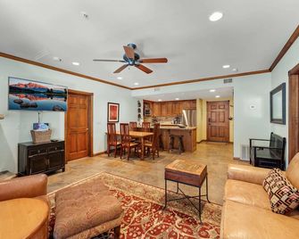 2BR Main St Condo, Walk to Ski Lift! - Park City - Living room