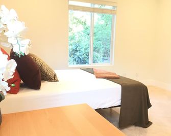 The PEACOCK suite next to a country club - West Covina - Bedroom