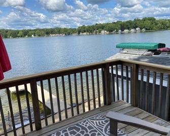 Family Friendly Lakefront Cottage with Breathtaking Sunsets - Three Rivers - Балкон