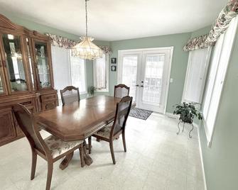 Spacious Guelph Retreat. Sleeps 9. Park 4 cars! - Guelph - Essbereich