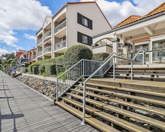 Hope Harbour Hotel - Hope Island