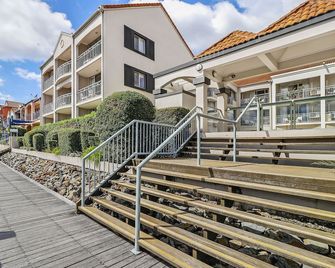 Hope Harbour Hotel - Hope Island