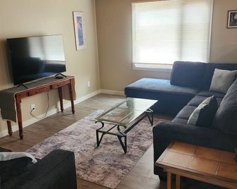 Brand new-newly renovated cabin on 1/2 acre lot right on the Missouri River! - Cascade - Living room