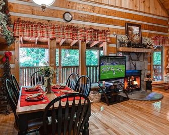 Mountain Hideaway - Pigeon Forge - Comedor