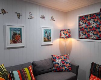 Itzy Bitzy house is colourful, cosy, fully fenced with sea views - Mangonui - Living room