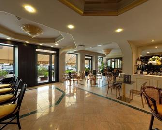 Hotel Hannover - גראדו - בר