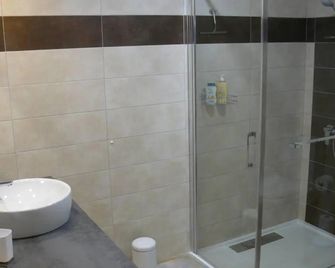 Studio Entre Savines Et Embrun Pres Du Lac De Serreponçon - Crots - Bathroom